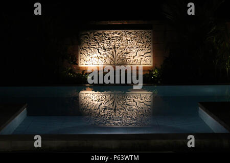 Das Design eines Villa, Pool bei Nacht. In Bali, Juli 2018 berücksichtigt. Stockfoto