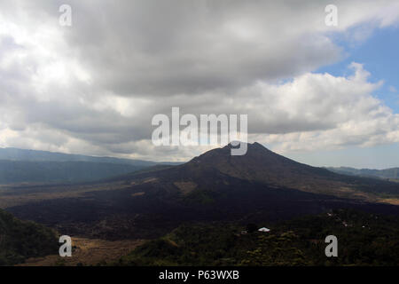 Der Blick auf den Mount Batur in Kintamani, Indonesien. Pic wurde in Bali, Juli 2018 berücksichtigt. Stockfoto