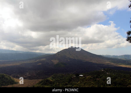 Der Blick auf den Mount Batur in Kintamani, Indonesien. Pic wurde in Bali, Juli 2018 berücksichtigt. Stockfoto