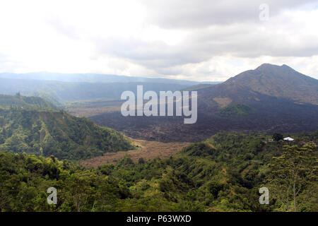 Der Blick auf den Mount Batur in Kintamani, Indonesien. Pic wurde in Bali, Juli 2018 berücksichtigt. Stockfoto