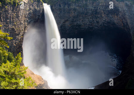 Helmcken Falls ist ein 141 m Wasserfall an der Murtle River im Wells Gray Provincial Park in British Columbia, Kanada. Helmcken Falls ist die vierte La Stockfoto