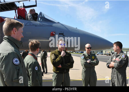 Us Air Force und Massachusetts Air National Guard pilot Captain Mars "Heklr" Clark führt eine Tour einer F-15C Eagle für finnische Luftwaffe F/A-18 Hornet Piloten während Frisian Flag 2016. Der Royal Netherlands Air Force Übung sollen zur Förderung der militärischen Zusammenarbeit zwischen den teilnehmenden Nationen und diese Art von Austausch die Vertrauen und Beziehungen aufzubauen, 21. April 2016. Stockfoto