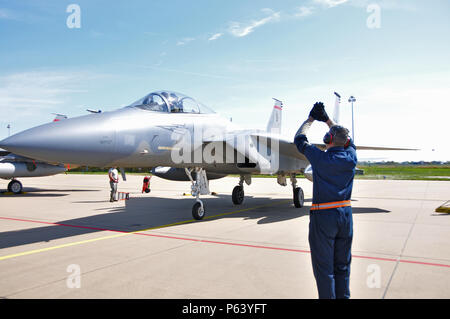 Us Air Force und Massachusetts Air National Guard Crew Chief Marschälle einer F-15C Eagle Flugzeuge während Frisian Flag 2016. Der Royal Netherlands Air Force Übung sollen zur Förderung der militärischen Zusammenarbeit zwischen den teilnehmenden Nationen und diese Art von Austausch die Vertrauen und Beziehungen aufzubauen, 21. April 2016. Stockfoto