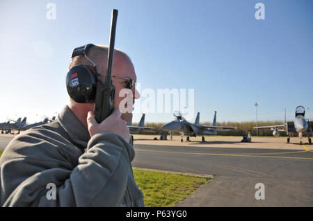 Us Air Force und Massachusetts Air National Guard Produktion Betriebsleiter Senior Master Sgt. Roy Walkins überwacht das Radio während morgen Frisian Flag 2016 F-15C/D-Adler starten. Der Royal Netherlands Air Force Übung sollen zur Förderung der militärischen Zusammenarbeit zwischen den teilnehmenden Nationen und diese Art von Austausch die Vertrauen und Beziehungen aufzubauen, 21. April 2016. Stockfoto