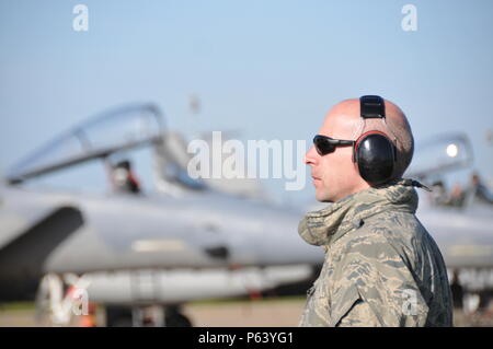 Us Air Force und Massachusetts Air National Guard Master Sgt. David Nye, 104 Fighter Wing Flug Chief, beobachtet flightline Arbeiten wie die F-15 C/D Eagle Flugzeuge für die erste von 2 Starts, 21. April 2016 vorbereiten. Master Sgt. Nye ist als Teil der uad-2 Expeditionary Jagdgeschwader bereitgestellt und ist die Teilnahme an der Royal Netherlands Air Force Frisian Flag 2016 Übung, Leeuwarden, Niederlande. Stockfoto