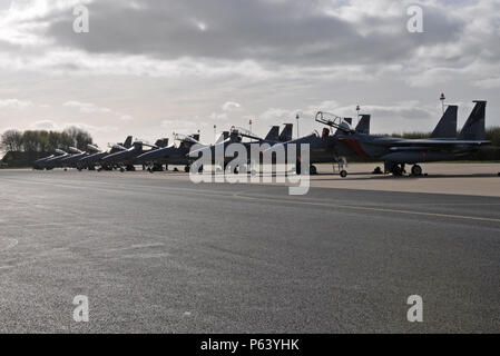 Acht Air National Guard F-15C/D-Eagle-Flugzeuge, die auf der Rampe vor dem Flug beginnt am letzten Tag der Frisian Flag 2016, Leeuwarden, Niederlande, 22. April 2016. Der Royal Netherlands Air Force Übung sollen zur Förderung der militärischen Zusammenarbeit zwischen den teilnehmenden Nationen und diese Art von Austausch die Vertrauen und Beziehungen aufzubauen, 21. April 2016. Stockfoto