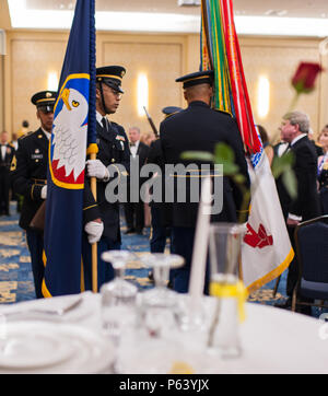 Die US Army Reserve geschlossen seinen 108. Geburtstag mit einer militärischen Kugel, 23. April 2016, an der Iron Mike Conference Center in Fort Bragg, N.C. Die USARC Ehrengarde Beiträge die Farben Feierlichkeiten, um den Abend zu beginnen. Hon. Patrick J. Murphy, amtierende Sekretär der Armee, US Army Reserve Soldaten, Offiziere, und Gäste am Ball, sagen die Armee "America's Varsity Team" und muss jederzeit bereit zu sein. Und der US-Armee Finden ist ein integraler Bestandteil der Mannschaft. Wenn die Präsidentin oder den Präsidenten bitten, uns zu antworten, können wir nicht sagen, "Es tut mir Leid." Wir gehen Stockfoto