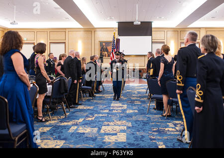 Die US Army Reserve geschlossen seinen 108. Geburtstag mit einer militärischen Kugel, 23. April 2016, an der Iron Mike Conference Center in Fort Bragg, N.C. Die USARC Ehrengarde Beiträge die Farben Feierlichkeiten, um den Abend zu beginnen. Hon. Patrick J. Murphy, amtierende Sekretär der Armee, US Army Reserve Soldaten, Offiziere, und Gäste am Ball, sagen die Armee "America's Varsity Team" und muss jederzeit bereit zu sein. Und der US-Armee Finden ist ein integraler Bestandteil der Mannschaft. Wenn die Präsidentin oder den Präsidenten bitten, uns zu antworten, können wir nicht sagen, "Es tut mir Leid." Wir gehen Stockfoto