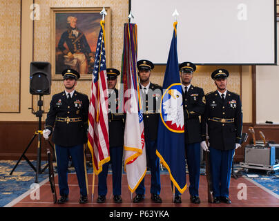 Die US Army Reserve geschlossen seinen 108. Geburtstag mit einer militärischen Kugel, 23. April 2016, an der Iron Mike Conference Center in Fort Bragg, N.C. Die USARC Ehrengarde Beiträge die Farben Feierlichkeiten, um den Abend zu beginnen. Hon. Patrick J. Murphy, amtierende Sekretär der Armee, US Army Reserve Soldaten, Offiziere, und Gäste am Ball, sagen die Armee "America's Varsity Team" und muss jederzeit bereit zu sein. Und der US-Armee Finden ist ein integraler Bestandteil der Mannschaft. Wenn die Präsidentin oder den Präsidenten bitten, uns zu antworten, können wir nicht sagen, "Es tut mir Leid." Wir gehen Stockfoto