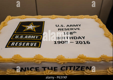 Die US Army Reserve geschlossen seinen 108. Geburtstag mit einer militärischen Kugel, 23. April 2016, an der Iron Mike Conference Center in Fort Bragg, N.C. Hon. Patrick J. Murphy, amtierende Sekretär der Armee, US Army Reserve Soldaten, Offiziere, und Gäste am Ball, sagen die Armee "America's Varsity Team" und muss jederzeit bereit zu sein. Und der US-Armee Finden ist ein integraler Bestandteil der Mannschaft. Wenn die Präsidentin oder den Präsidenten bitten, uns zu antworten, können wir nicht sagen, "Es tut mir Leid." Wir haben, bereit zu sein zu gehen. Wir müssen bereit sein, heute abend zu gehen. Das ist der Grund, warum die Bereitschaft Stockfoto