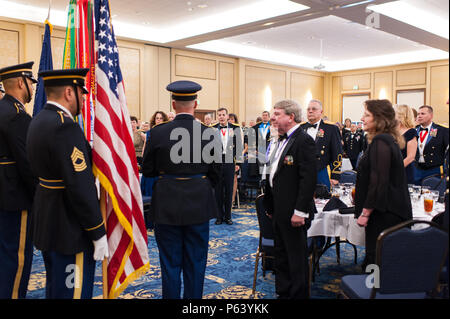 Die US Army Reserve geschlossen seinen 108. Geburtstag mit einer militärischen Kugel, 23. April 2016, an der Iron Mike Conference Center in Fort Bragg, N.C. Die USARC Ehrengarde Beiträge die Farben Feierlichkeiten, um den Abend zu beginnen. Hon. Patrick J. Murphy, amtierende Sekretär der Armee, US Army Reserve Soldaten, Offiziere, und Gäste am Ball, sagen die Armee "America's Varsity Team" und muss jederzeit bereit zu sein. Und der US-Armee Finden ist ein integraler Bestandteil der Mannschaft. Wenn die Präsidentin oder den Präsidenten bitten, uns zu antworten, können wir nicht sagen, "Es tut mir Leid." Wir gehen Stockfoto