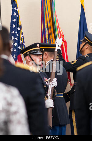 Die US Army Reserve geschlossen seinen 108. Geburtstag mit einer militärischen Kugel, 23. April 2016, an der Iron Mike Conference Center in Fort Bragg, N.C. Die USARC Ehrengarde Beiträge die Farben Feierlichkeiten, um den Abend zu beginnen. Hon. Patrick J. Murphy, amtierende Sekretär der Armee, US Army Reserve Soldaten, Offiziere, und Gäste am Ball, sagen die Armee "America's Varsity Team" und muss jederzeit bereit zu sein. Und der US-Armee Finden ist ein integraler Bestandteil der Mannschaft. Wenn die Präsidentin oder den Präsidenten bitten, uns zu antworten, können wir nicht sagen, "Es tut mir Leid." Wir gehen Stockfoto