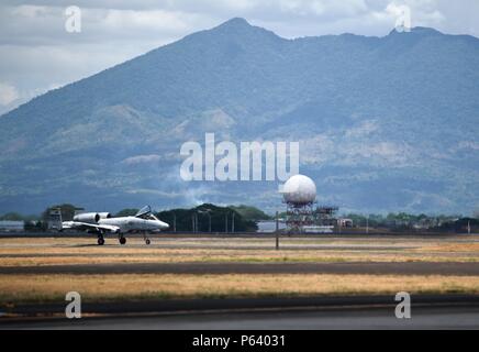 Ein US Air Force C A-10 Thunderbolt II Taxis auf der Startbahn an der Clark Air Base, Philippinen, nach Abschluss einer Luft- und maritimen Bereich Bewusstsein Mission am 21. April 2016. Das Flugzeug ist Teil der US Pacific Command Air bedingten Stand auf Einladung der philippinischen Regierung. Die Luft bedingten verdeutlicht das Engagement der USA auf eine konsistente Präsenz in Übereinstimmung mit den internationalen Gesetzen und Normen im westlichen Pazifik, wie seit Jahrzehnten getan worden ist. (U.S. Air Force vom Kapitän Susan Harrington) Stockfoto