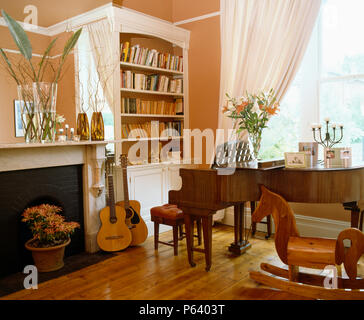 Flügel und Holzboden im Musikzimmer mit bemalten Speisesaal tens