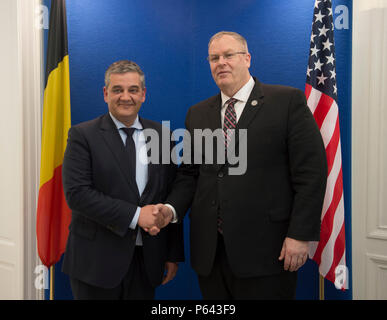 Brüssel, Belgien (28. April 2016) stellvertretender Verteidigungsminister Bob Arbeit Hände schüttelt mit dem belgischen Minister für Verteidigung Steven Vandeput in Brüssel am 28. April. Arbeit ist in Belgien zu regionalen Bündnissen beruhigen und stärken. (DoD Foto von Marine Petty Officer 1st Class Tim D. Godbee) (freigegeben) Stockfoto