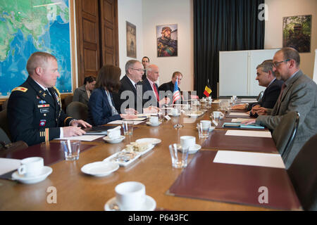 Brüssel, Belgien (28. April 2016) stellvertretender Verteidigungsminister Bob Arbeit besucht eine bilaterale Sitzung mit den belgischen Minister für Verteidigung Steven Vandeput in Brüssel am 28. April. Arbeit ist in Belgien zu regionalen Bündnissen beruhigen und stärken. (DoD Foto von Marine Petty Officer 1st Class Tim D. Godbee) (freigegeben) Stockfoto