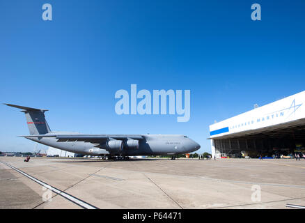 Die letzte US Air Force C-5 M Super Galaxy für betriebliche Nutzung geliefert werden, sitzt auf dem Rollfeld in der Nähe einer Lockheed Martin Aufhänger in Marietta, Georgia, für eine Feier zum Gedenken an 50 Jahre C-5 Galaxy in der US Air Force, 26. Juni 2018, das angezeigt werden soll. Die C-5 M Super Galaxie wird dem 439Th Airlift Wing an Westover Air Reserve Base, Massachusetts geliefert werden. (DoD Foto von Master Sgt. Stephen D. Schester) Stockfoto