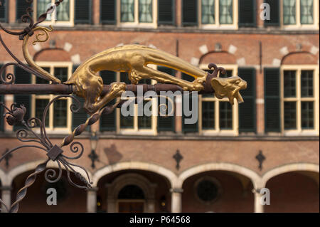 Detail mit goldener Wasserspeier von neo-gotischen schmiedeeisernen Brunnen schmücken innere Binnenhof's Court. Den Haag, Niederlande Stockfoto