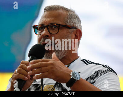 Frankfurt am Main, Deutschland. 27 Juni, 2018. Der ehemalige deutsche internationale Fußball-Spieler Jimmy Hartwig Adressen ist der Gast auf der Bühne. Mehrere tausend Fans kamen in die Commerzbank Arena in Frankfurt, Südkorea zu beobachten beat Deutschland durch 2 Tore in der letzten Gruppe F Match in der Gruppe Stadium der 2018 FIFA Fußball WM in Russland zu Null. Das Ergebnis bedeutet, dass beide Mannschaften aus der WM ausgeschieden waren. Quelle: Michael Debets/Pacific Press/Alamy leben Nachrichten Stockfoto