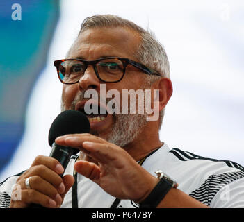 Frankfurt am Main, Deutschland. 27 Juni, 2018. Der ehemalige deutsche internationale Fußball-Spieler Jimmy Hartwig Adressen ist der Gast auf der Bühne. Mehrere tausend Fans kamen in die Commerzbank Arena in Frankfurt, Südkorea zu beobachten beat Deutschland durch 2 Tore in der letzten Gruppe F Match in der Gruppe Stadium der 2018 FIFA Fußball WM in Russland zu Null. Das Ergebnis bedeutet, dass beide Mannschaften aus der WM ausgeschieden waren. Quelle: Michael Debets/Pacific Press/Alamy leben Nachrichten Stockfoto