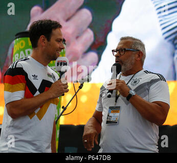 Frankfurt am Main, Deutschland. 27 Juni, 2018. Der ehemalige deutsche internationale Fußball-Spieler Jimmy Hartwig Adressen ist der Gast auf der Bühne. Mehrere tausend Fans kamen in die Commerzbank Arena in Frankfurt, Südkorea zu beobachten beat Deutschland durch 2 Tore in der letzten Gruppe F Match in der Gruppe Stadium der 2018 FIFA Fußball WM in Russland zu Null. Das Ergebnis bedeutet, dass beide Mannschaften aus der WM ausgeschieden waren. Quelle: Michael Debets/Pacific Press/Alamy leben Nachrichten Stockfoto