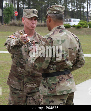 SHAW AIR FORCE BASE, S.C. - bei einem Wechsel der Verantwortung Zeremonie hier bei Patton Park, 13. April Command Sgt. Maj. Ronnie Kelley, der scheidende US-Army Central Senior Berater angeworben, Hände die Noncommissioned Officer Sabre zu Generalleutnant Michael Garrett, die US-Army Central kommandierender General, was bedeutet, dass der Verzicht auf seine Aufgaben und die Dankbarkeit für die Möglichkeit, die Soldaten der US-Army Central zu kümmern. Kurz nach dem Wechsel der Verantwortung, Kelley wurde in einem Festakt zur Erinnerung an seine 30 Jahre des Dienstes und der Hingabe an das Land zurückgezogen. (U.S. Armee p Stockfoto