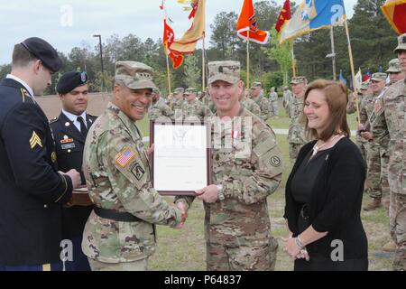 SHAW AIR FORCE BASE, S.C. - Command Sgt. Maj. Ronnie Kelley, der scheidende US-Army Central Senior Berater eingetragen, erhält seinen Ruhestand Zertifikat von Generalleutnant Michael Garrett, die US-Army Central kommandierender General, während einer Zeremonie in den Ruhestand hier bei Patton Park, 13. April statt. Kurz vor dem Ruhestand Zeremonie, Kelley seine Pflichten und Verantwortlichkeiten für die Soldaten der US-Army Central Wechsel der Verantwortung Zeremonie verzichtet. (U.S. Armee Foto von Sgt. Victor Everhart jr.) Stockfoto