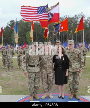 SHAW AIR FORCE BASE, S.C. - (L - R) Generalleutnant Michael Garrett, die US-Army Central kommandierender General, Command Sgt. Maj. Ronnie Kelley, der scheidende US-Army Central Senior Berater angeworben, Alice Kelley, 2015 USARCENT Freiwilliger des Jahres und der Ehepartner des ausgehenden command Sergeant Major und Kapitän Chase Kelley, Sohn des ausgehenden command Sergeant Major, für ein Foto posieren Nach dem Übergang der Verantwortung und Ruhestand Zeremonie hier bei Patton Park, 13. April statt. (U.S. Armee Foto von Sgt. Victor Everhart jr.) Stockfoto