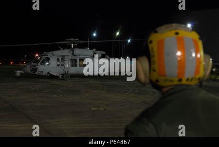 SASEBO, Japan (18. April 2016) amphibischer Angriff Schiff USS Bonhomme Richard (LHD-6) Personal darauf vorbereiten, an Bord einen Hubschrauber Meer bekämpfen Squadron (HSC) 25 MH-60 Seahawk Hubschrauber an Commander U.S. Flotte Aktivitäten Sasebo 18. April 2016 beginnen. Der Hubschrauber aufgetankt und Personal gerne bei MV-22 Osprey Operationen aus dem Gefäß zur Unterstützung von Kumamoto Erdbeben Katastrophenhilfe für Japan Maritime Self-Defense Force Hubschrauber Zerstörer JS Hyuga (DDH 181) gebunden in Angriff genommen. Auf Antrag der japanischen Regierung ist US-Truppen in Japan Luftbrücke japanische Self-Defe unterstützen Stockfoto