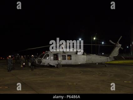 SASEBO, Japan (18. April 2016) amphibischer Angriff Schiff USS Bonhomme Richard (LHD-6) Personal darauf vorbereiten, an Bord einen Hubschrauber Meer bekämpfen Squadron (HSC) 25 MH-60 Seahawk Hubschrauber an Commander U.S. Flotte Aktivitäten Sasebo 18. April 2016 beginnen. Der Hubschrauber aufgetankt und Personal gerne bei MV-22 Osprey Operationen aus dem Gefäß zur Unterstützung von Kumamoto Erdbeben Katastrophenhilfe für Japan Maritime Self-Defense Force Hubschrauber Zerstörer JS Hyuga (DDH 181) gebunden in Angriff genommen. Auf Antrag der japanischen Regierung ist US-Truppen in Japan Luftbrücke japanische Self-Defe unterstützen Stockfoto