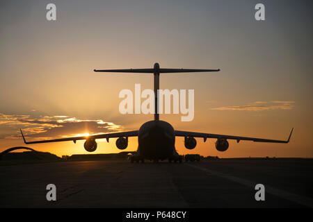 Eine c-17 Globemaster III, mit US-Marines mit Marine Light Attack Helicopter Squadron 367 sowie Marine Aviation Logistics Squadron 24 und ein UH-1Y Venom Hubschrauber landet bei Royal Australian Air Force Base Darwin, Australien, am 20. April 2016. Die Marines, als das Aviation Combat Element in 1.250 Mitglied Marine Air-Ground Task Force-Fähigkeit, bieten Unterstützung für Marine Rotationskraft – Darwin mit vier UH-1Y Venom Hubschrauber aus der Luft. MRF-D ist eine sechs-Monats-Bereitstellung von Marines in Darwin, Australien, wo sie Übungen durchführen und trainieren Sie mit der Australian Defence Stockfoto