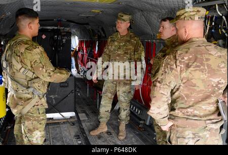 NORTH Fort Hood, Texas - Erste Armee kommandierenden General, Generalleutnant Michael S. Tucker, sprach mit Soldaten der US-Armee behält sich 5th Bataillon zugeordnet, 159 Aviation Regiment hier, 26.04.20, ihre Ausbildung in der Vorbereitung für eine bevorstehende Implementierung zu besprechen. Stockfoto