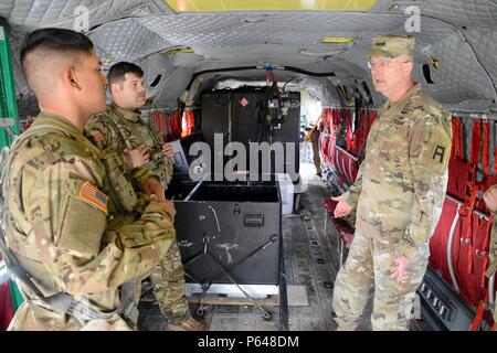 NORTH Fort Hood, Texas - Erste Armee kommandierenden General, Generalleutnant Michael S. Tucker, sprach mit Soldaten der US-Armee behält sich 5th Bataillon zugeordnet, 159 Aviation Regiment hier, 26.04.20, ihre Ausbildung in der Vorbereitung für eine bevorstehende Implementierung zu besprechen. Stockfoto