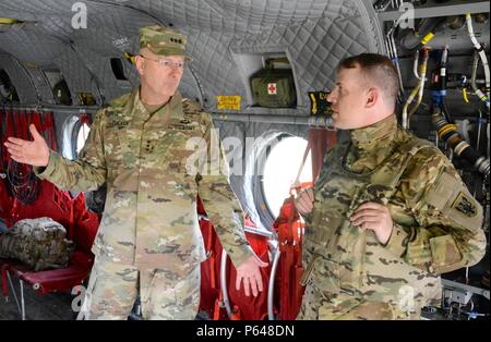 NORTH Fort Hood, Texas - Erste Armee kommandierenden General, Generalleutnant Michael S. Tucker, sprach mit Soldaten der US-Armee behält sich 5th Bataillon zugeordnet, 159 Aviation Regiment hier, 26.04.20, ihre Ausbildung in der Vorbereitung für eine bevorstehende Implementierung zu besprechen. Stockfoto