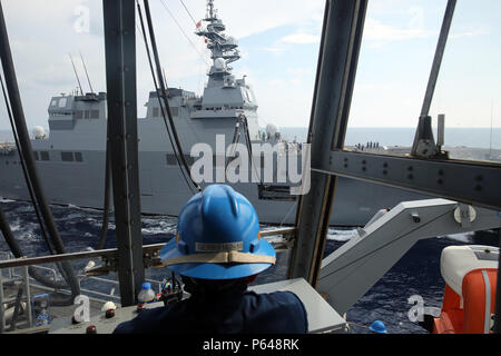 160419-N-IX 266-038 USNS CHARLES zeichnete, auf See - eine zivile Mariner mit Trockenmassengut und Munition ship USNS Charles Drew (T-AKE 10) überwacht Überweisungen Kraftstoff zu japanischen Hubschrauber Zerstörer JS Ise (DDH182) während einer Auffüllung-auf-See (RAS) April 19. Das RAS ist aufgetreten während des Transports nach dem Multilateralen naval Übung Komodo, die 35 Flotten über das Indo-Asia empfohlene-Pazifik-Region. (U.S. Marine Foto von Grady T. Fontana/Freigegeben) Stockfoto