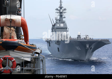 160419-N-IX 266-031 USNS CHARLES zeichnete, am Meer - Die japanische Hubschrauber Zerstörer JS Ise (DDH182) Ansätze Dry Cargo und Munition ship USNS Charles Drew (T-AKE 10) vor einer Auffüllung-auf-See (RAS) April 19. Das RAS ist aufgetreten während des Transports nach dem Multilateralen naval Übung Komodo, die 35 Flotten über das Indo-Asia empfohlene-Pazifik-Region. (U.S. Marine Foto von Grady T. Fontana/Freigegeben) Stockfoto