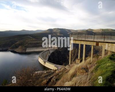 Stausee Y PRESA DEL ATAZAR. Stockfoto