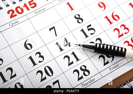 Wandkalender mit Stift auf den Tisch gelegt Nahaufnahme Stockfoto