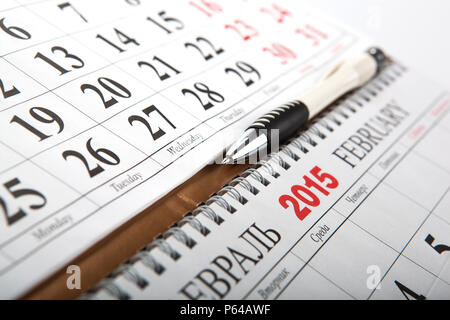 Wandkalender mit Stift auf den Tisch gelegt Nahaufnahme Stockfoto