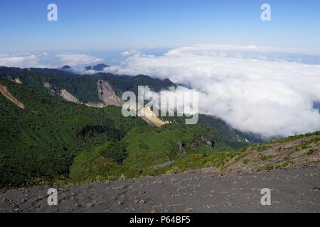 Weiße Wolken über dem Tal Vulkan Irazú, Provinz Cartago, Costa Rica. Stockfoto