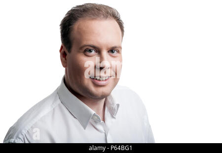 Seriöse Mann in einem weißen Hemd auf weißem Hintergrund Stockfoto