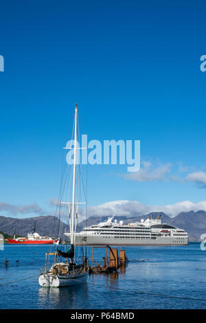 Drei Generationen von Schiffen zu Grytviken, South Georgia - Ponant Le Lyrial, der Yacht "Wanderer", und die Fischerei schutz Schiff "Pharos SG". Stockfoto