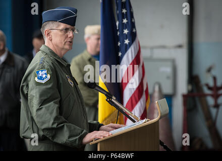 Generalleutnant Timothy Ray, 3 Air Force und 17 Expeditionary Air Force Commander, spricht während einer Pressekonferenz auf der Flightline an Mihail Kogalniceanu Air Base, Rumänien, 25. April 2016. Die allgemeinen Fragen der Reporter über die US Air Force F-22A Raptor Ausbildung Einsatz in Europa als Teil der europäischen Sicherheit Initiative. Die Flugzeuge werden Air Training mit anderen Europa-basierten Flugzeuge und Bereitstellen von RAF Lakenheath, England, Ausbildungsmöglichkeiten zu maximieren und gleichzeitig die US-Engagement für die NATO-Verbündeten und die Sicherheit in Europa. Die Raptors ar Stockfoto