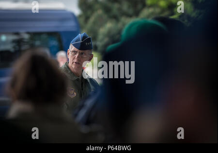 Generalleutnant Timothy Ray, 3 Air Force und 17 Expeditionary Air Force Commander, spricht während einer Pressekonferenz auf der Flightline an Mihail Kogalniceanu Air Base, Rumänien, 25. April 2016. Die allgemeinen Fragen der Reporter über die US Air Force F-22A Raptor Ausbildung Einsatz in Europa als Teil der europäischen Sicherheit Initiative. Die Flugzeuge werden Air Training mit anderen Europa-basierten Flugzeuge und Bereitstellen von RAF Lakenheath, England, Ausbildungsmöglichkeiten zu maximieren und gleichzeitig die US-Engagement für die NATO-Verbündeten und die Sicherheit in Europa. Die Raptors ar Stockfoto