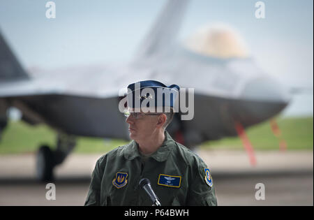 Generalleutnant Timothy Ray, 3 Air Force und 17 Expeditionary Air Force Commander, spricht während einer Pressekonferenz auf der Flightline an Mihail Kogalniceanu Air Base, Rumänien, 25. April 2016. Die allgemeinen Fragen der Reporter über die US Air Force F-22A Raptor Ausbildung Einsatz in Europa als Teil der europäischen Sicherheit Initiative. Die Flugzeuge werden Air Training mit anderen Europa-basierten Flugzeuge und Bereitstellen von RAF Lakenheath, England, Ausbildungsmöglichkeiten zu maximieren und gleichzeitig die US-Engagement für die NATO-Verbündeten und die Sicherheit in Europa. Die Raptors ar Stockfoto