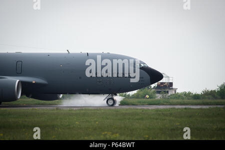 Ein US Air Force KC-135 landet auf Mihail Kogalniceanu Air Base, Rumänien, 25. April 2016 Nach der Unterstützung von zwei F-22 Raptors. Die Flugzeuge werden Air Training mit anderen Europa-basierten Flugzeuge verhalten und auch wird die Bereitstellung von England training Möglichkeiten zu maximieren und gleichzeitig die US-Engagement für die NATO-Verbündeten und der Sicherheit Europas. Die Raptors sind von der 95th Fighter Squadron, Tyndall Air Force Base in Florida eingesetzt. (U.S. Air Force Foto von Tech. Sgt. Ryan Kran/Freigegeben) Stockfoto