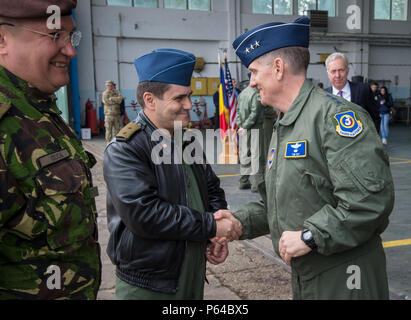 Generalleutnant Timothy Ray, 3 Air Force Commander, dank Gen. Laurian Anastasof, Leiter der rumänischen Luftstreitkräfte, für seine Unterstützung der F-22 Raptor, um die Bereitstellung zu Mihail Kogalniceanu Air Base, Rumänien, 25. April 2016. Die Flugzeuge werden Air Training mit anderen Europa-basierten Flugzeuge verhalten und auch wird die Bereitstellung von England training Möglichkeiten zu maximieren und gleichzeitig die US-Engagement für die NATO-Verbündeten und der Sicherheit Europas. Die Raptors sind von der 95th Fighter Squadron, Tyndall Air Force Base in Florida eingesetzt. (U.S. Air Force Foto von Tech. Sgt. Ryan Kran/Freigegeben) Stockfoto