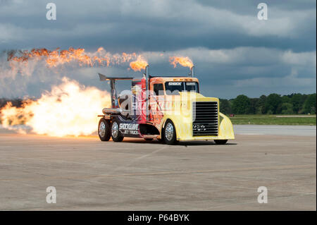 Die Shockwave Jet Truck beginnt eine Entzündung Leistung während der AirPower über Hampton Roads in Langley Air Force Base, Virginia, 23. April 2016. Chris Darnell ist der Fahrer/Pilot des Flash Fire Jet Truck und die SHOCKWAVE Jet Truck. Chris hat im Motorsport sein ganzes Leben beteiligt, konkurrieren in vielen verschiedenen Arten von Rennen im Laufe der Jahre aus Drag Racing auf Kreis und darüber hinaus. (U.S. Air Force Foto von Airman 1st Class Kaylee Dubois) Stockfoto