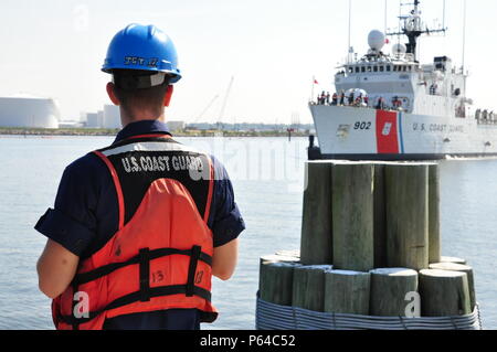 Ein Coast Guard Mitglied wartet auf die Anlegestelle für das Patrouillenboot Tampa an der Basis Portsmouth, Virginia, 27. April 2016. Tampa Crew nach Hause zurückgekehrt, nach einem 54-tägigen Fischerei Patrouille. (U.S. Coast Guard Foto von Petty Officer 1st Class Melissa Leake) Stockfoto