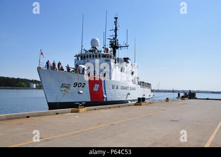 Das Patrouillenboot Tampa Mauren zum Pier an der Basis Portsmouth, Virginia, 27. April 2016. Tampa Crew nach Hause zurückgekehrt, nach einem 54-tägigen Fischerei Patrouille. (U.S. Coast Guard Foto von Petty Officer 1st Class Melissa Leake) Stockfoto